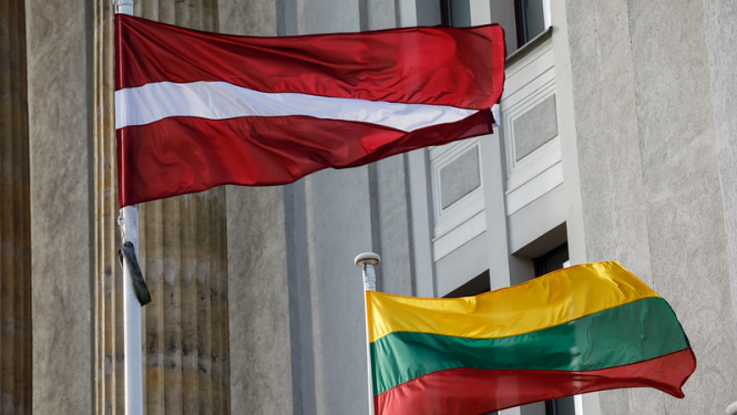 Latvijas un Lietuvas karogi pie Ārlietu ministrijas