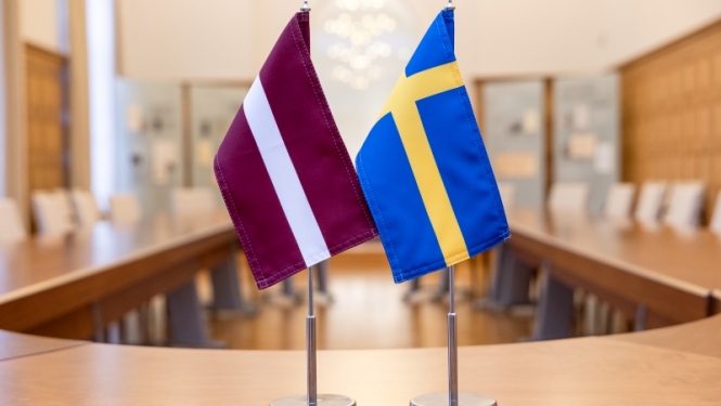 Latvijas un Zviedrijas karogi